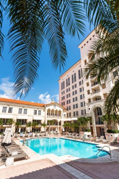 Piscina exterior con tumbonas y palmeras del Hyatt Regency Coral Gables en Miami