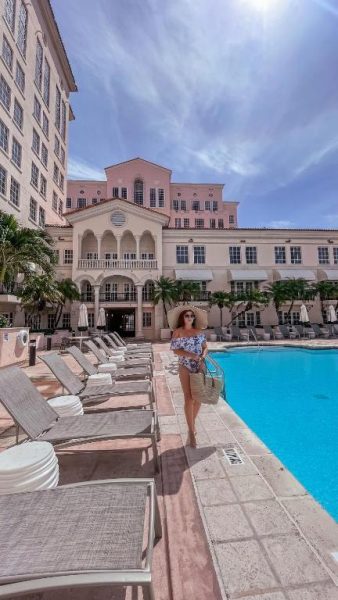 Piscina exterior con tumbonas del Hyatt Regency Coral Gables en Miami junto a la fachada colonial rosa