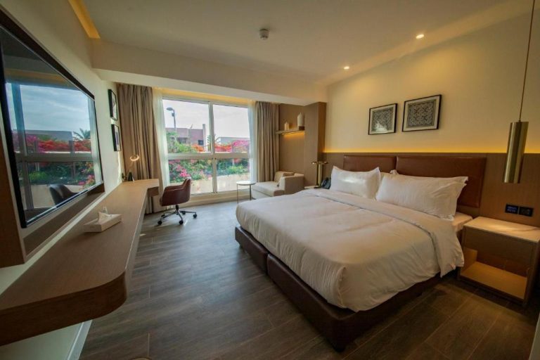Habitación deluxe con cama king size y vistas al jardín en Luxotel Aqaba Beach Resort & Spa