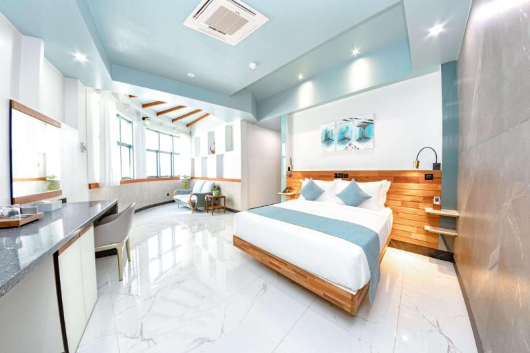 Habitación doble de lujo con cama king size y suelo de mármol blanco en Marukab Plaza