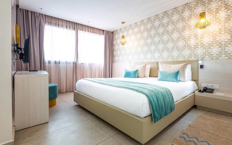 Habitación doble con cama king size y decoración en turquesa del TUI BLUE Medina Gardens Adults Only
