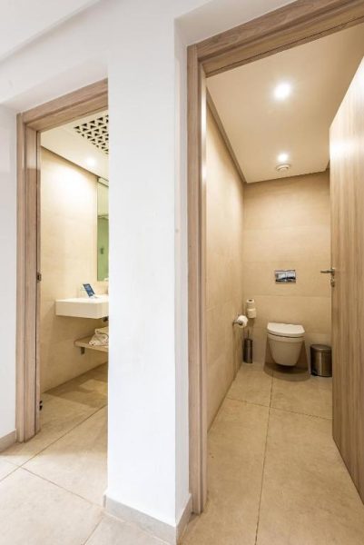Baño con aseo independiente y lavabo en habitación del hotel TUI BLUE Medina Gardens Adults Only