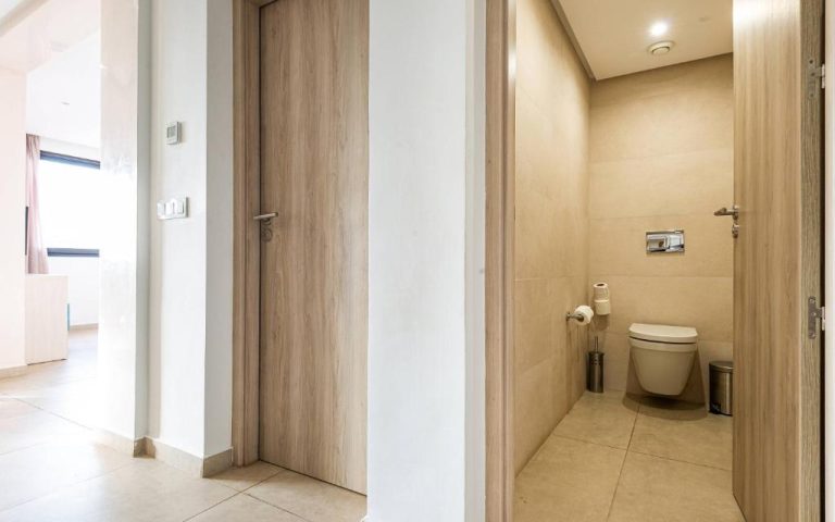 Baño con inodoro suspendido y zona de aseo independiente en el hotel TUI BLUE Medina Gardens