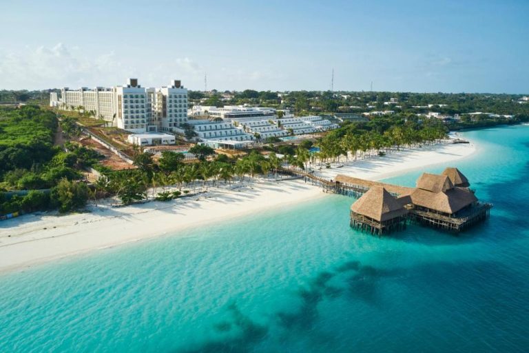 Vista aérea del Hotel Riu Jambo All Inclusive con playa de arena blanca y bungalows sobre el mar en Zanzíbar