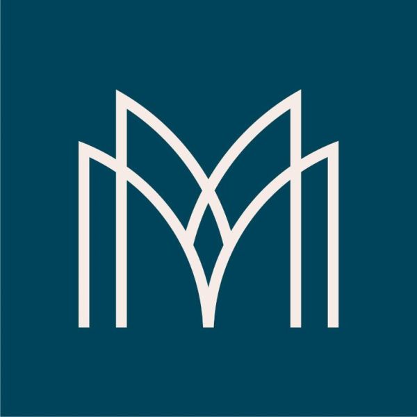 Logotipo oficial del Hotel Marukab Plaza con diseño elegante en azul petróleo y trazo crema