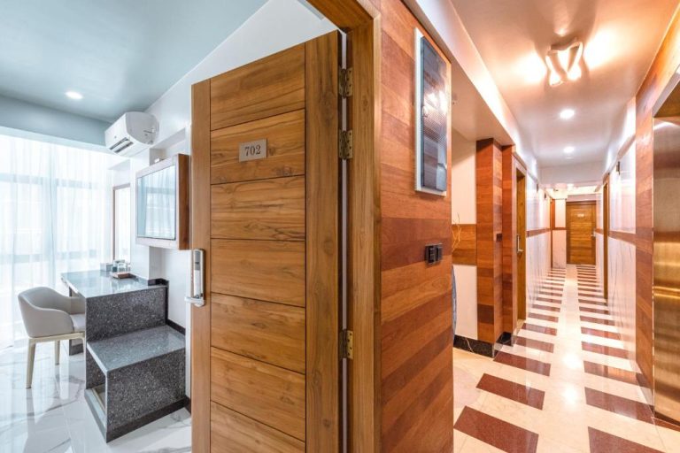 Pasillo y entrada a la habitación 702 del Hotel Marukab Plaza con elegante decoración en madera