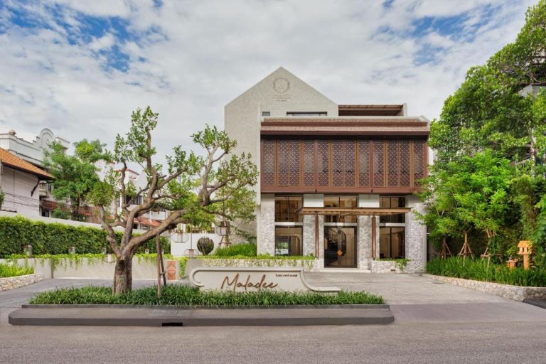 Fachada exterior del Maladee Rendezvous Hotel Chiang Mai con arquitectura tradicional tailandesa y jardín