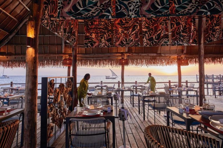 Restaurante terraza frente al mar con vistas al atardecer en el Hotel Riu Jambo All Inclusive Zanzíbar