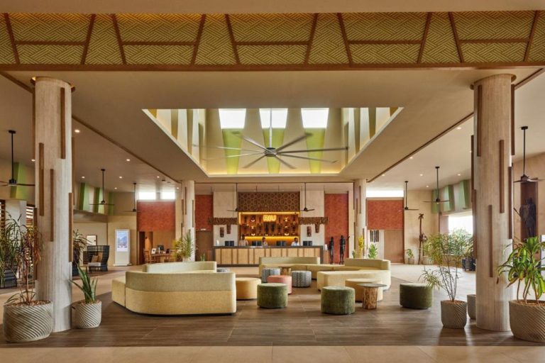 Amplio lobby con recepción y zona lounge del Hotel Riu Jambo All Inclusive en Zanzíbar