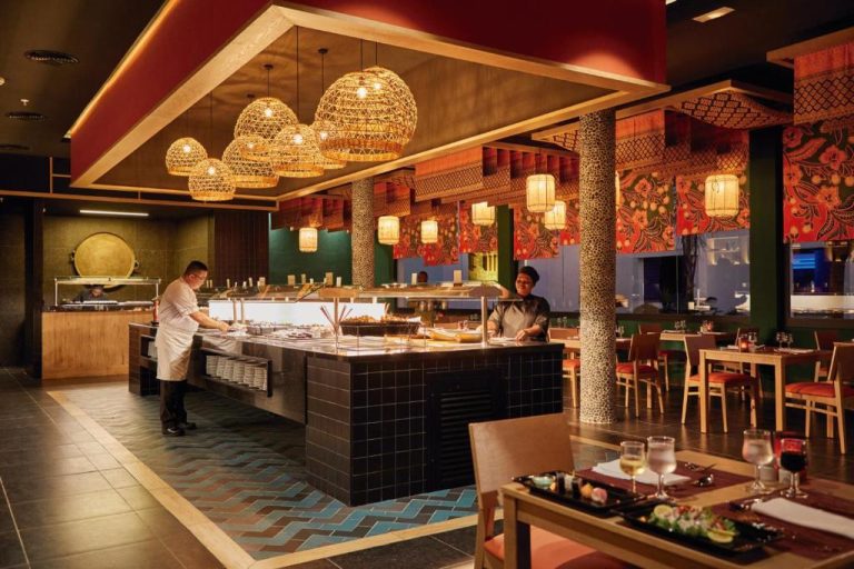Restaurante buffet con decoración tropical y chefs en el Hotel Riu Jambo All Inclusive Zanzíbar