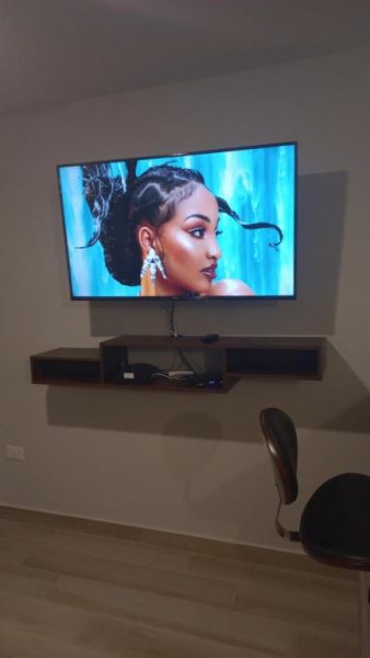 Televisión de pantalla plana en la pared de la sala de estar del Beach Studio 20