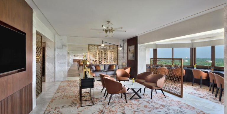 Elegante salón ejecutivo con vistas panorámicas y decoración de lujo en el Hotel Taj Mahal de Nueva Delhi