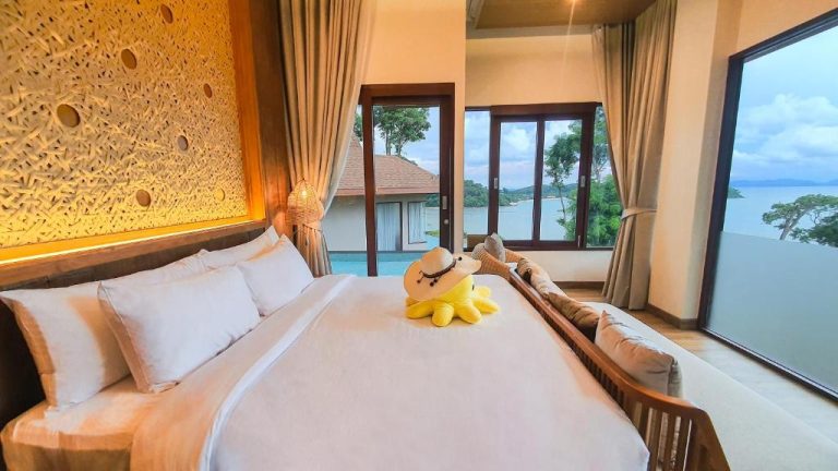 Habitación de lujo con cama doble y vistas al mar en SINAE Phuket Luxury Hotel Tailandia