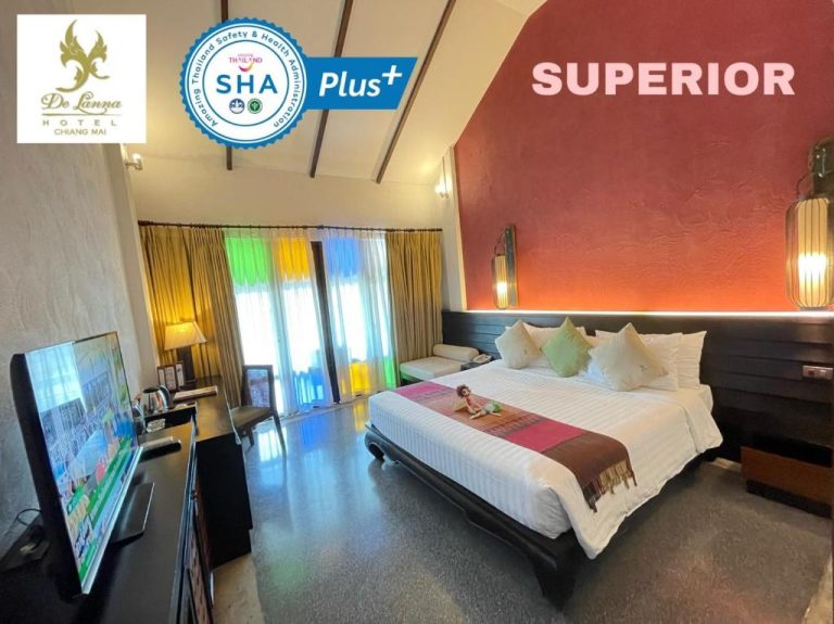 Habitación Superior con cama doble y pared roja en De Lanna Hotel Chiang Mai, Tailandia