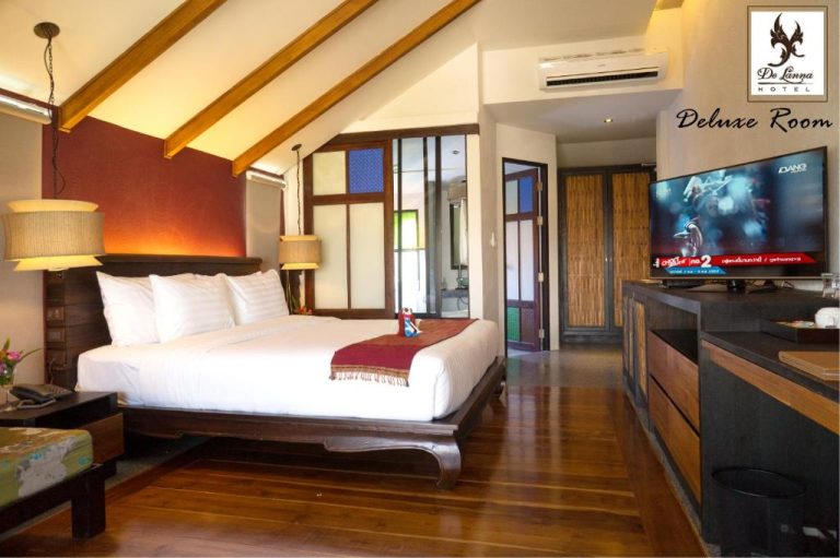 Habitación Deluxe con cama king y decoración tradicional Lanna en De Lanna Hotel Chiang Mai