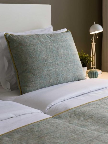 Habitación elegante con cama doble y ropa de cama blanca en Oasis Tarrafal Alfandega Suites