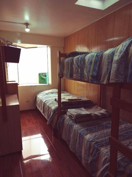 Habitación compartida con literas de madera en Hospedaje Del Pilar en Magdalena del Mar