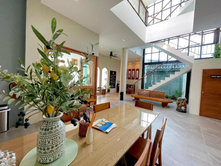 Lobby elegante con escalera y decoración tropical del Alleyhill Phuket Private Cozy Boutique