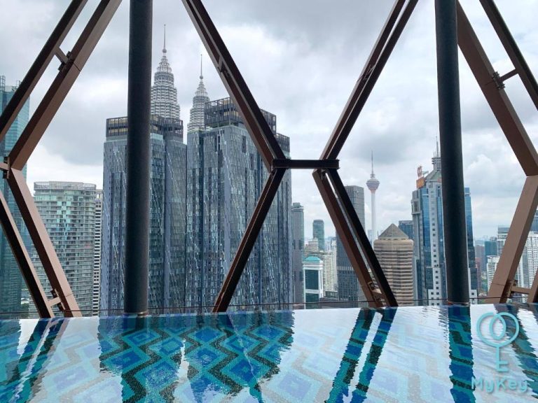 Piscina infinita con vistas a las Torres Petronas y skyline de Kuala Lumpur en Scarletz Suites KLCC
