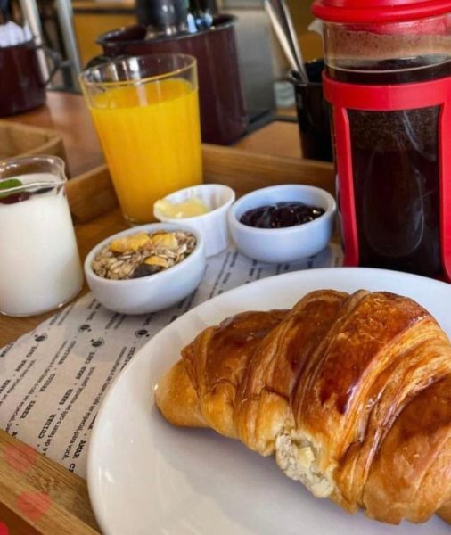 Desayuno completo con croissant, café de prensa francesa y zumo de naranja en Hospedaria da Lagoa