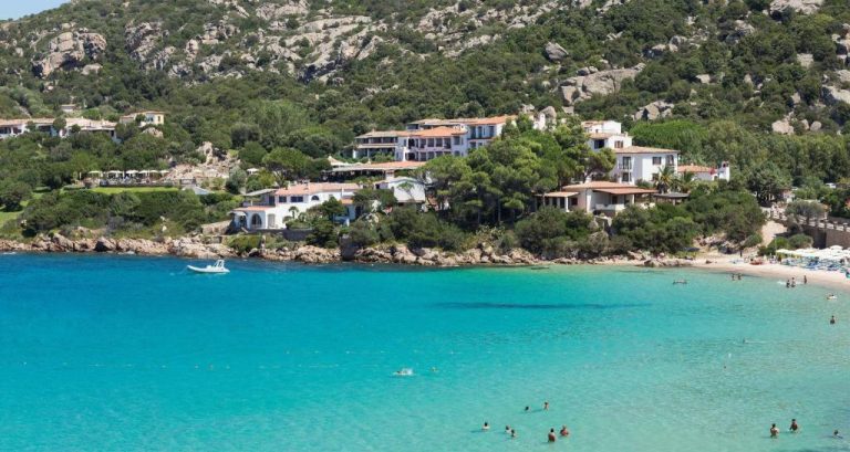 Vista aérea del Hotel La Bisaccia con playa de aguas turquesas y bañistas en Cerdeña