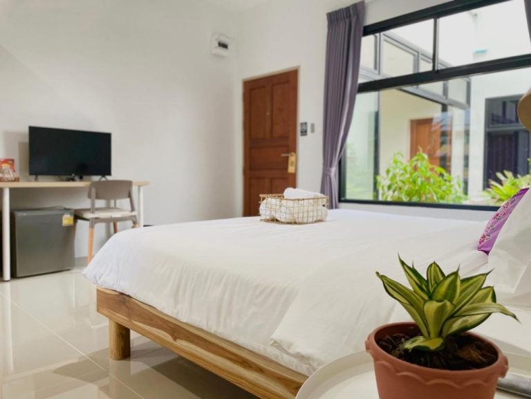Habitación doble con cama grande y ventanal exterior en Alleyhill Phuket Boutique Hotel