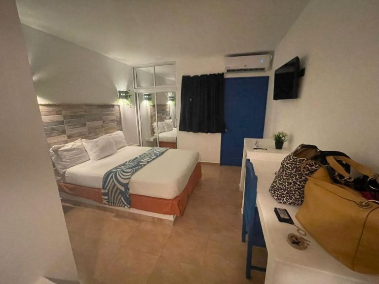 Habitación doble con cama matrimonial, TV y aire acondicionado en Nuovo Hotel Playa Catalina