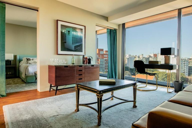 Suite con salón elegante y vista panorámica a la ciudad en Hotel Montevideo Leading Hotels of the World