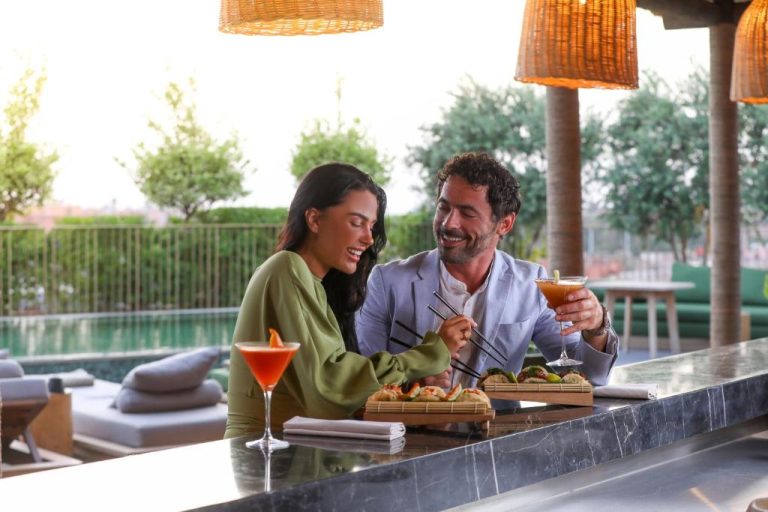 Pareja disfrutando de sushi y cócteles en la terraza del restaurante del Hotel Jadali & Spa
