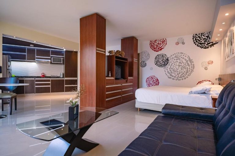 Suite estudio con cocina equipada, cama doble y sofá en Shoshana Hotel Boutique