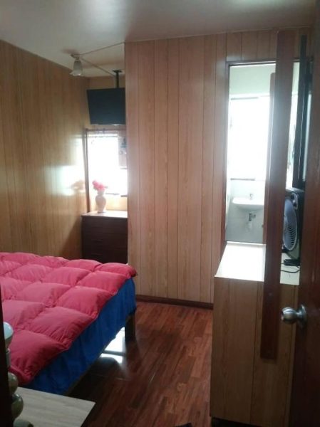Habitación doble con baño privado y suelo de madera en Hospedaje Del Pilar en Magdalena del Mar
