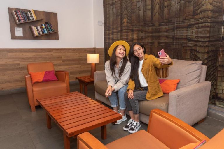 Dos huéspedes tomándose una selfie en el lobby del Hotel Casa Andina Standard Cusco Plaza