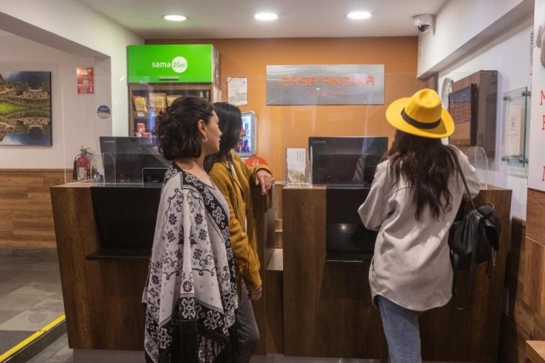 Recepción del hotel Casa Andina Standard Cusco Plaza con huéspedes realizando el check-in