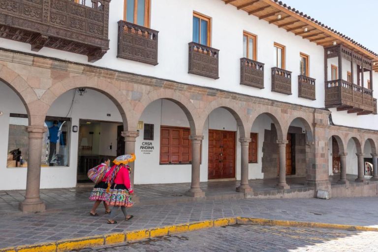 Fachada colonial con arcos de piedra y balcones tallados del Casa Andina Standard Cusco Plaza