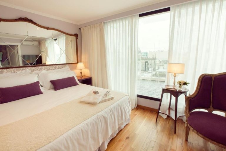 Habitación doble con cama king y vista a la ciudad en Alma Histórica Boutique Hotel Buenos Aires
