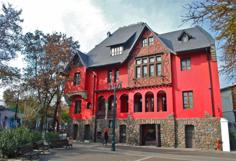 Fachada exterior roja con arquitectura Tudor del Hotel Boutique Castillo Rojo en Santiago de Chile