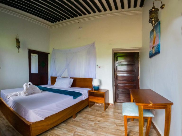 Habitación doble con mosquitera y decoración swahili en el Aurelia Zanzibar