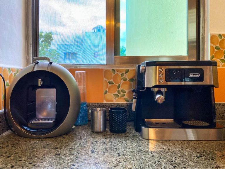 Cafetera De'Longhi y máquina de cápsulas Dolce Gusto en la cocina del Humant Coliving Cancún