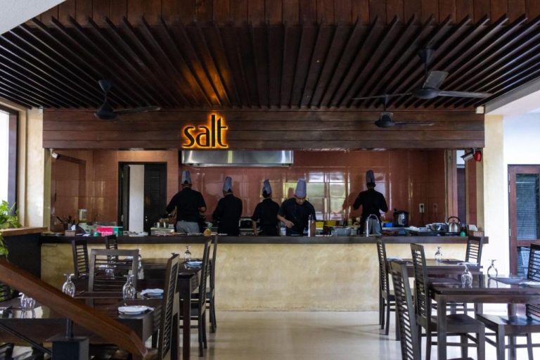 Restaurante Salt con cocina abierta y chefs en acción en el Terrace Green Hotel and Spa