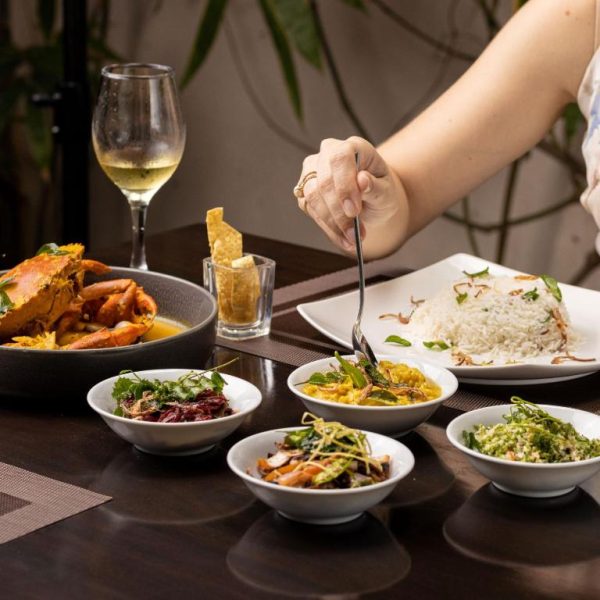 Elegante cena con cangrejo, arroz y variados platos en el restaurante del Terrace Green Hotel and Spa