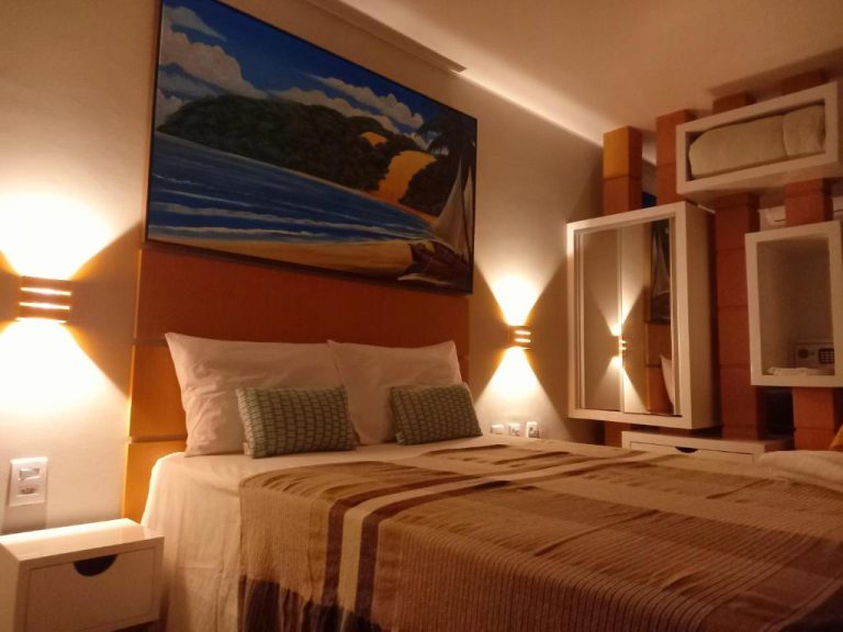 Habitación doble con cama matrimonial y decoración tropical en Ilusion Flats Aconchego de Ponta Negra