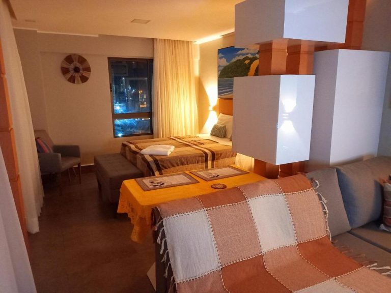 Habitación con salón integrado y cama doble en Ilusion Flats Aconchego de Ponta Negra