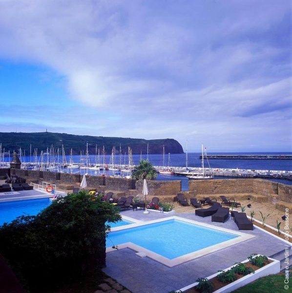 Piscina exterior con vistas al puerto deportivo de la Pousada Forte Horta en las Azores