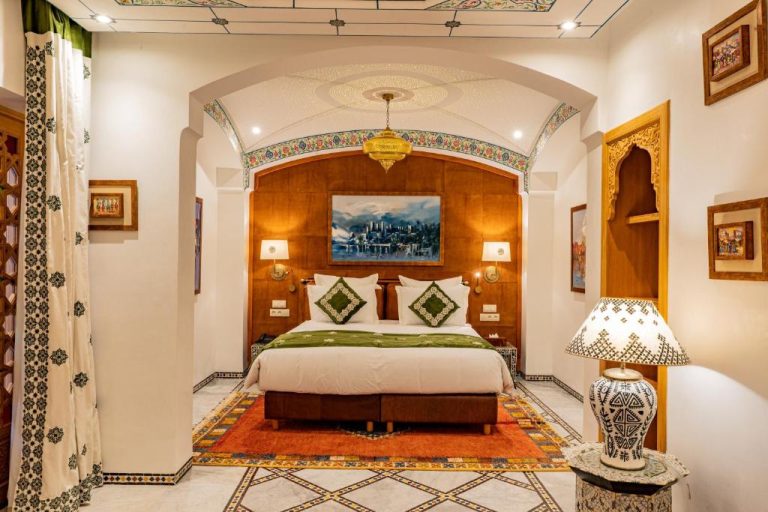 Habitación doble con decoración árabe y techo ornamental en La Maison Arabe Hotel Spa Marrakech