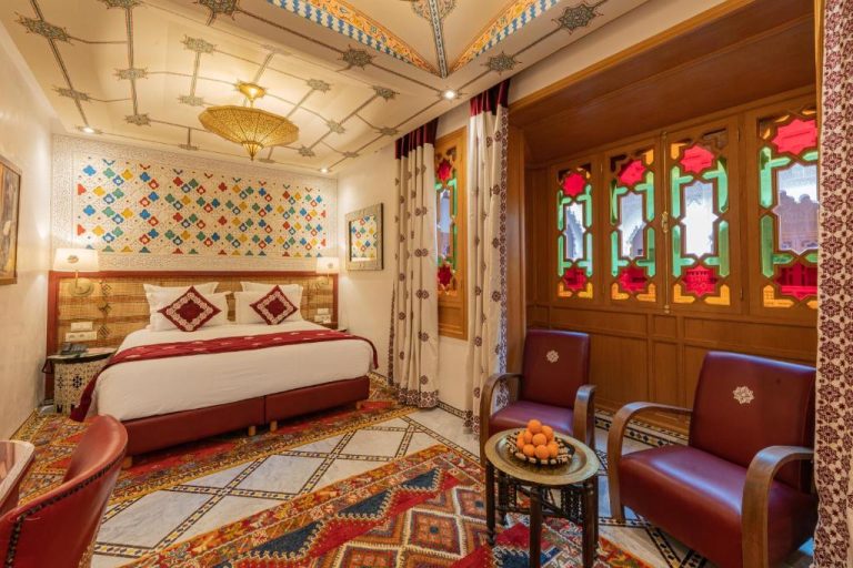Habitación doble con decoración marroquí tradicional y ventanas de colores en La Maison Arabe Hotel Marrakech