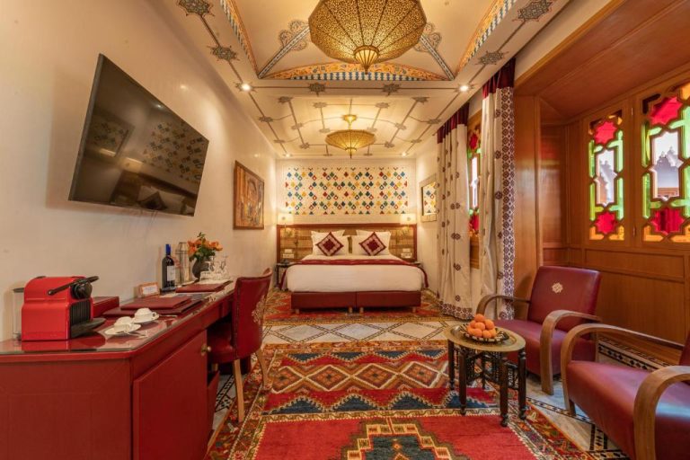 Habitación doble con decoración marroquí tradicional y alfombra bereber en La Maison Arabe Hotel de Marrakech