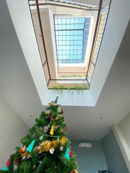 Atrio interior con árbol de Navidad decorado y lucernario de cristal en Alleyhill Phuket Boutique Hotel