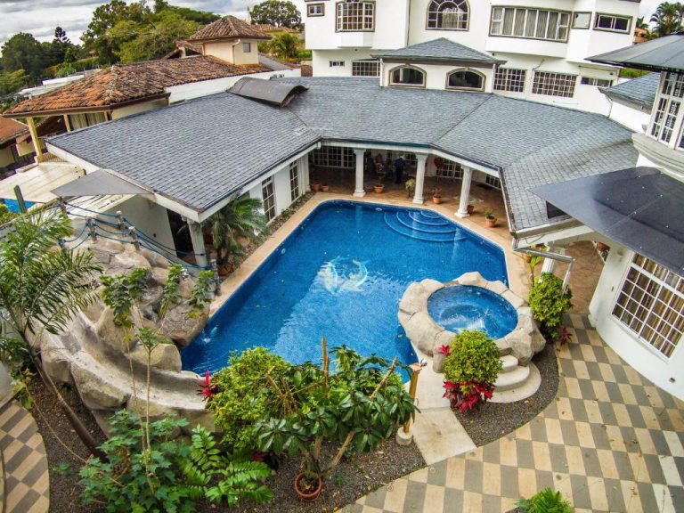 Piscina exterior con jacuzzi y jardines tropicales del Alameda Cariari Boutique Hotel vista aérea