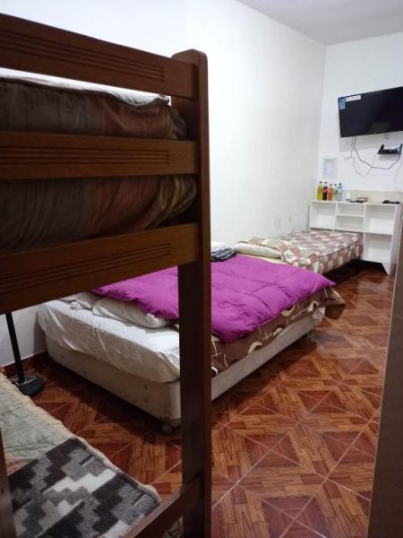 Habitación múltiple con literas y camas individuales en Hospedaje Del Pilar en Magdalena del Mar