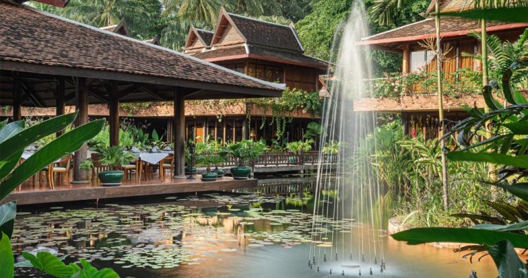 Estanque con nenúfares y fuente ornamental frente al restaurante del Angkor Village Hotel en Siem Reap
